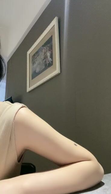 大眼女神住酒店露脸全裸自慰，丰满大奶抖呀抖，很性感