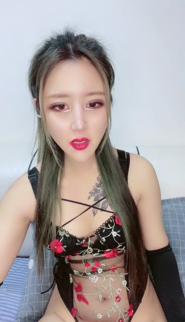 性感妖艳网红美女！情趣装拨开内裤！粉嫩肥穴揉搓，跪在床边炮友后入，水声哗哗娇喘不断